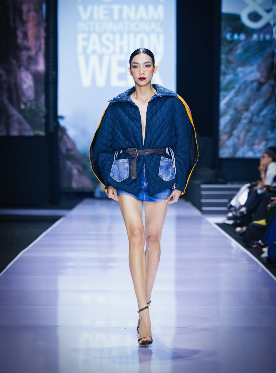 Thiết kế trong bộ sưu tập 'Ằn Xư Mờây Ỏ-Một chiếc áo mới' của nhà thiết kế Cao Minh Tiến. (Ảnh: CTV/Vietnam+)