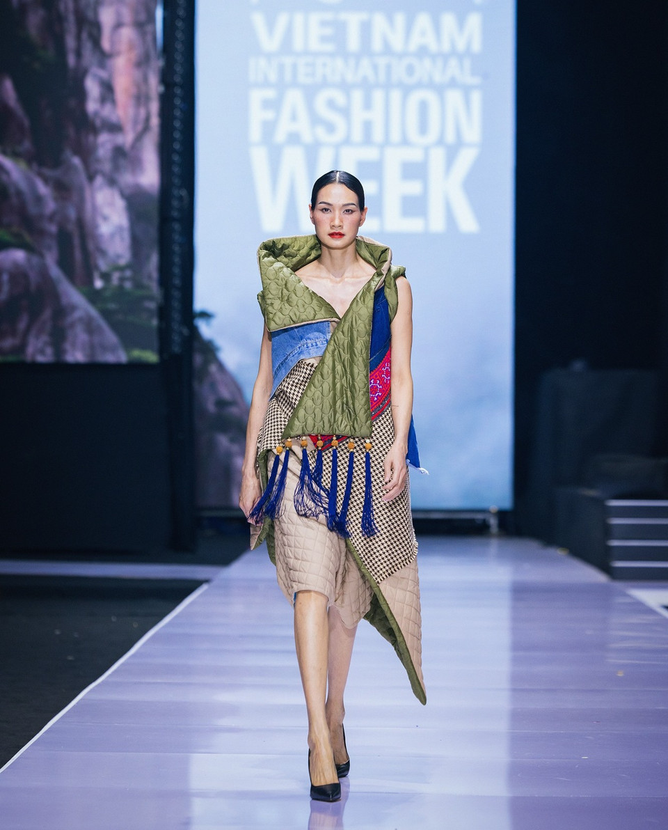 Thiết kế trong bộ sưu tập 'Ằn Xư Mờây Ỏ-Một chiếc áo mới' của nhà thiết kế Cao Minh Tiến. (Ảnh: Mai Mai/Vietnam+)