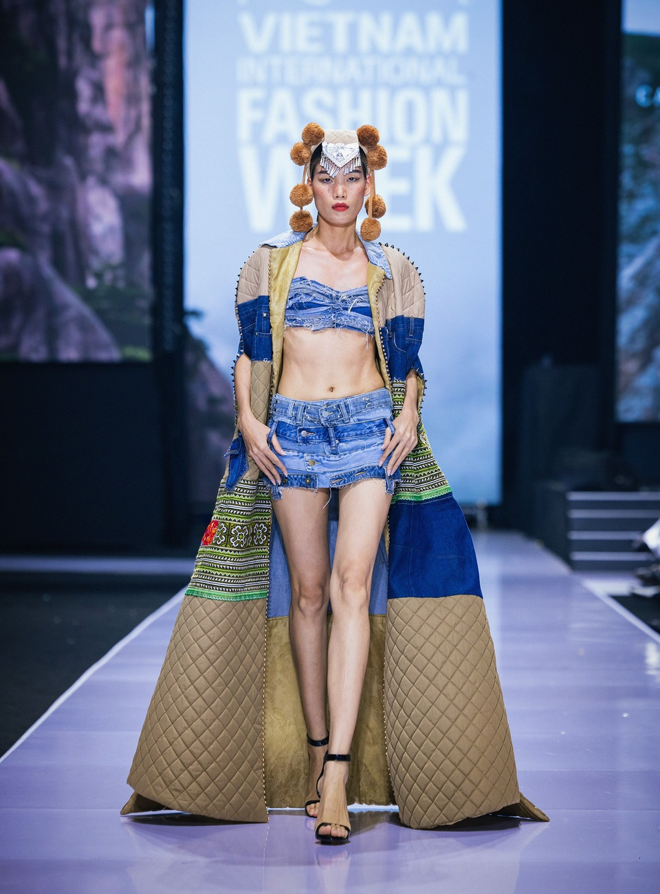 Với tinh thần #ShapingTheFuture tôn vinh tính bền vững và đề cao trách nhiệm với môi trường trong việc sử dụng chất liệu tự nhiên và chất liệu tái chế, 'Ằn Xư Mờây Ỏ - Một chiếc áo mới' đã để lại dấu ấn khó phai với những trang phục bắt mắt mang hơi thở văn hóa Tây Bắc. (Ảnh: CTV/Vietnam+)