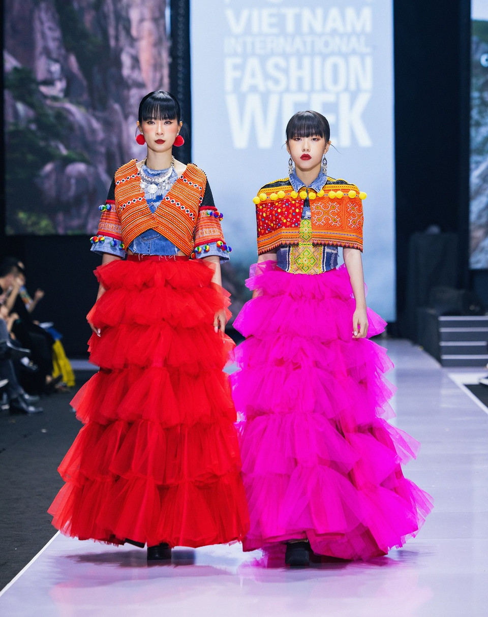 Thiết kế trong bộ sưu tập 'Ằn Xư Mờây Ỏ-Một chiếc áo mới' của nhà thiết kế Cao Minh Tiến. (Ảnh: CTV/Vietnam+)