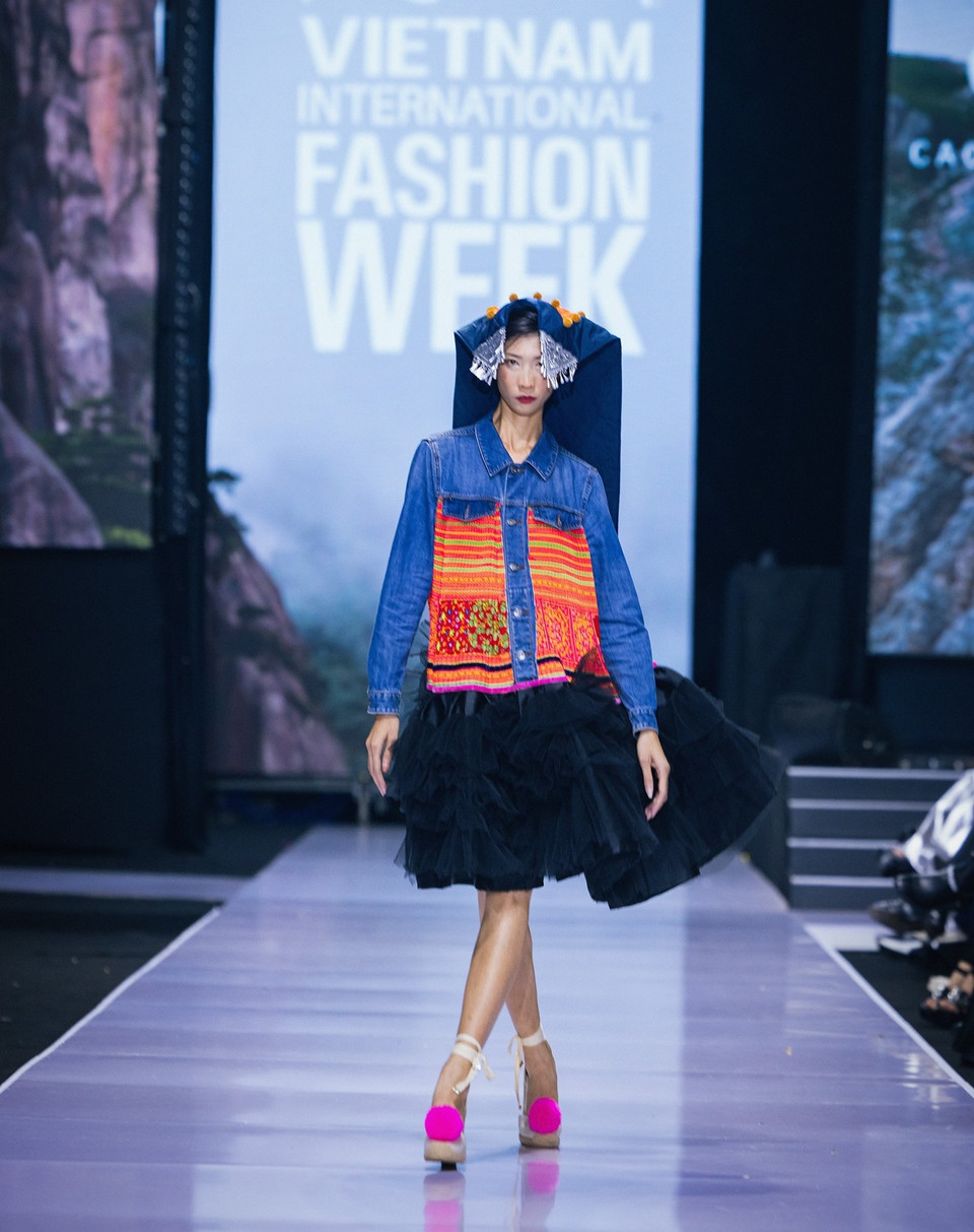 Thiết kế trong bộ sưu tập 'Ằn Xư Mờây Ỏ-Một chiếc áo mới' của nhà thiết kế Cao Minh Tiến. (Ảnh: Mai Mai/Vietnam+)