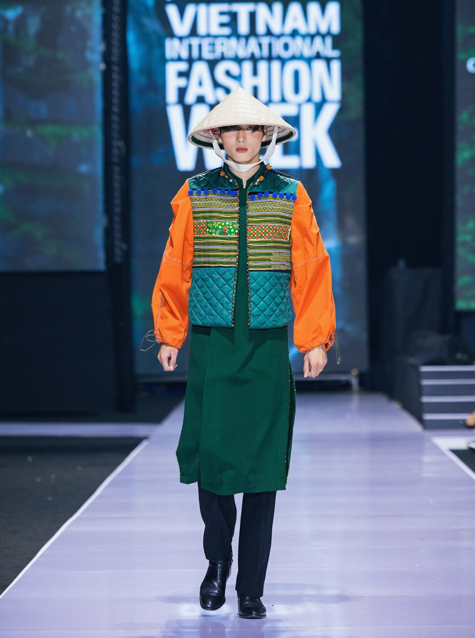 Thiết kế trong bộ sưu tập 'Ằn Xư Mờây Ỏ-Một chiếc áo mới' của nhà thiết kế Cao Minh Tiến. (Ảnh: CTV/Vietnam+)