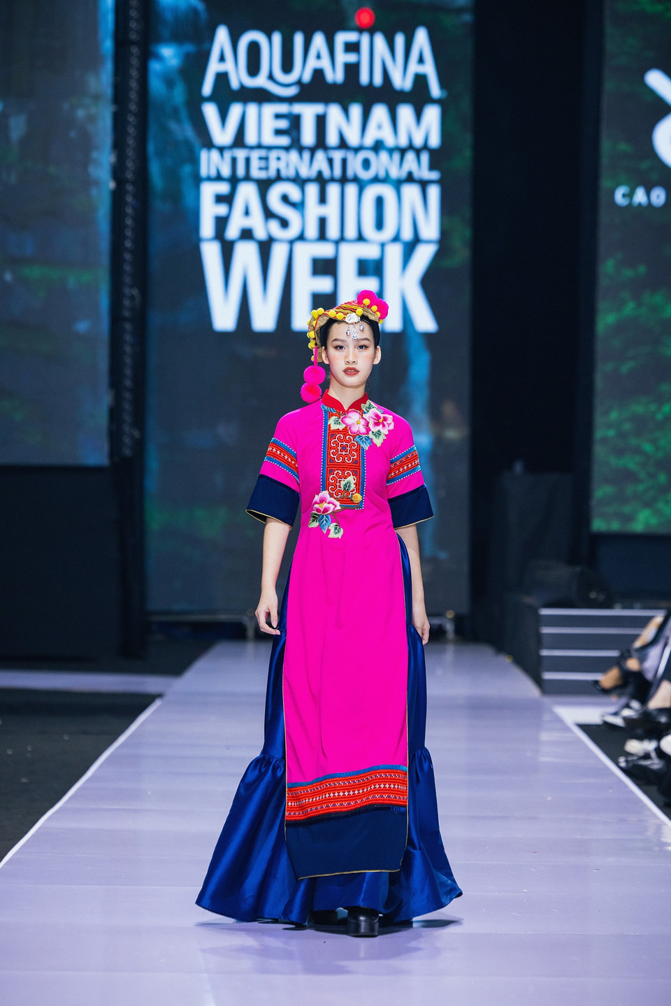 Thiết kế trong bộ sưu tập 'Ằn Xư Mờây Ỏ-Một chiếc áo mới' của nhà thiết kế Cao Minh Tiến. (Ảnh: Mai Mai/Vietnam+)