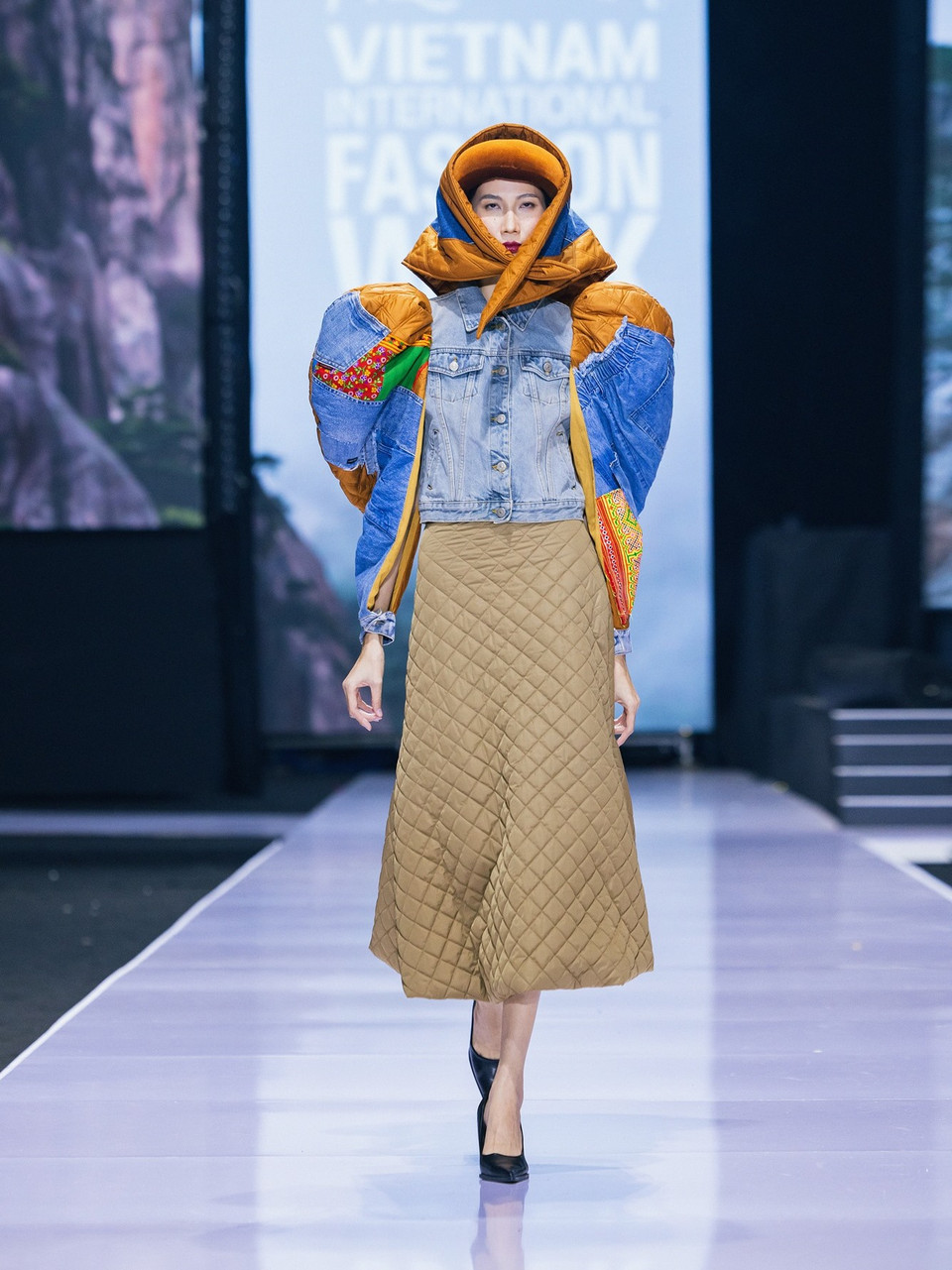 Chất liệu denim trở nên mềm mại hơn khi kết hợp khéo léo cùng thổ cẩm. (Ảnh: CTV/Vietnam+)