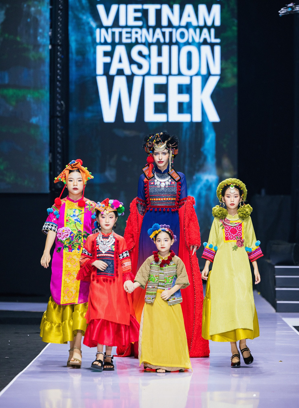 Không chỉ định hình phong cách thời trang cho nhiều nghệ sỹ tên tuổi, một mảng màu không thể thiếu trong sự nghiệp thiết kế của Cao Minh Tiến là những trang phục ấn tượng dành cho trẻ em. (Ảnh: CTV/Vietnam+)