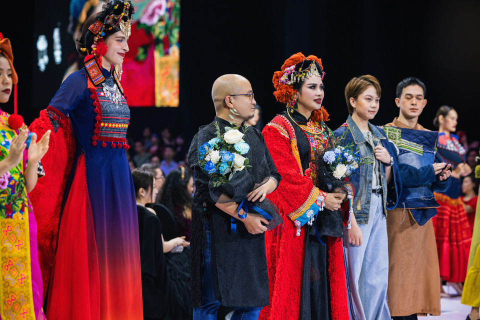 Lần đầu tiên ra mắt khán giả Tuần lễ Thời trang Quốc tế Việt Nam 2023, bộ sưu tập 'Ằn Xư Mờây Ỏ - Một chiếc áo mới' của nhà thiết kế Cao Minh Tiến đã kể một câu chuyện đẹp của thổ cẩm từ đồng bào vùng cao. (Ảnh: CTV/Vietnam+)