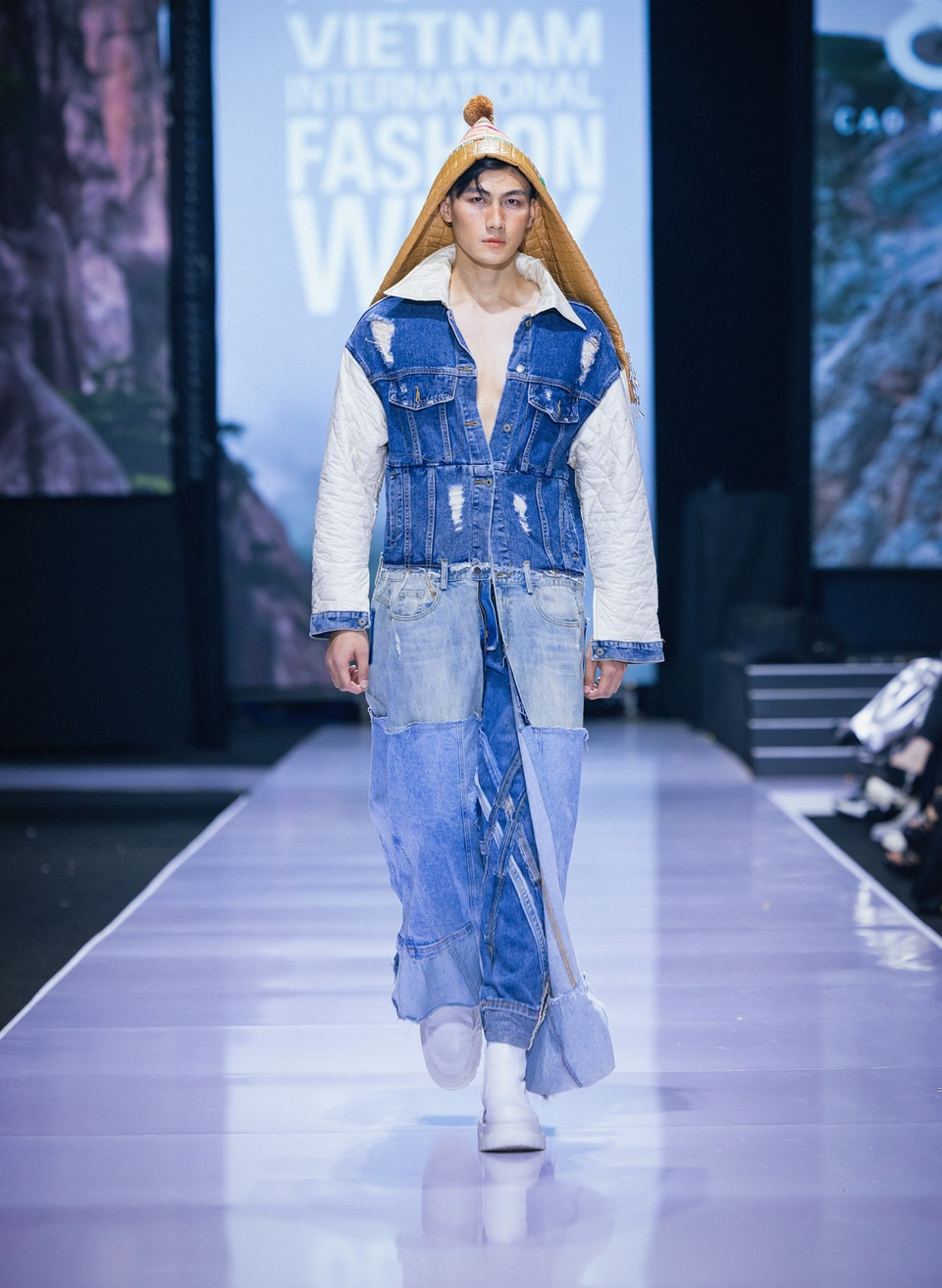 Thiết kế trong bộ sưu tập 'Ằn Xư Mờây Ỏ-Một chiếc áo mới' của nhà thiết kế Cao Minh Tiến. (Ảnh: Mai Mai/Vietnam+)