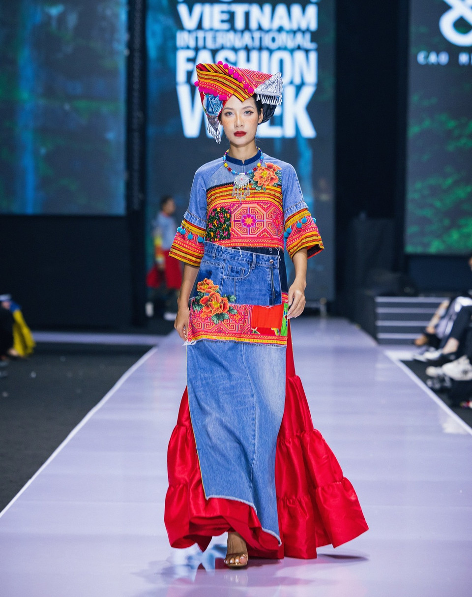 Thiết kế trong bộ sưu tập 'Ằn Xư Mờây Ỏ-Một chiếc áo mới' của nhà thiết kế Cao Minh Tiến. (Ảnh: Mai Mai/Vietnam+)