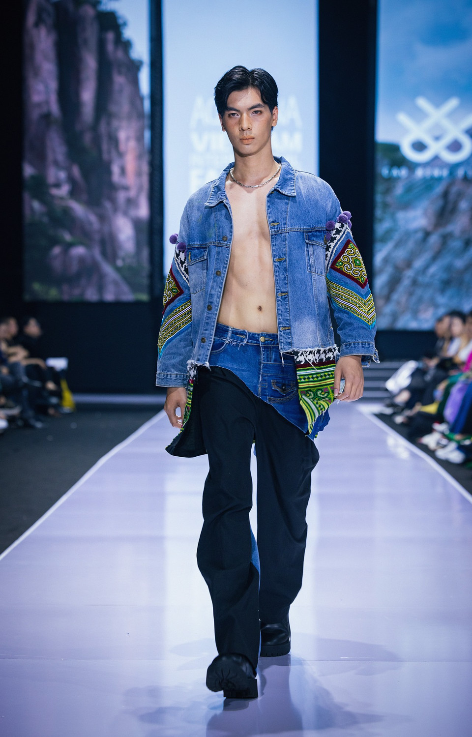 Không chỉ làm mới chất liệu thổ cẩm một cách trẻ trung và giàu tính ứng dụng, nhà thiết kế Cao Minh Tiến cho biết anh vẫn luôn đau đáu làm thế nào quảng bá văn hóa dân tộc đến gần hơn với giới trẻ và cuộc sống thường ngày. (Ảnh: CTV/Vietnam+)