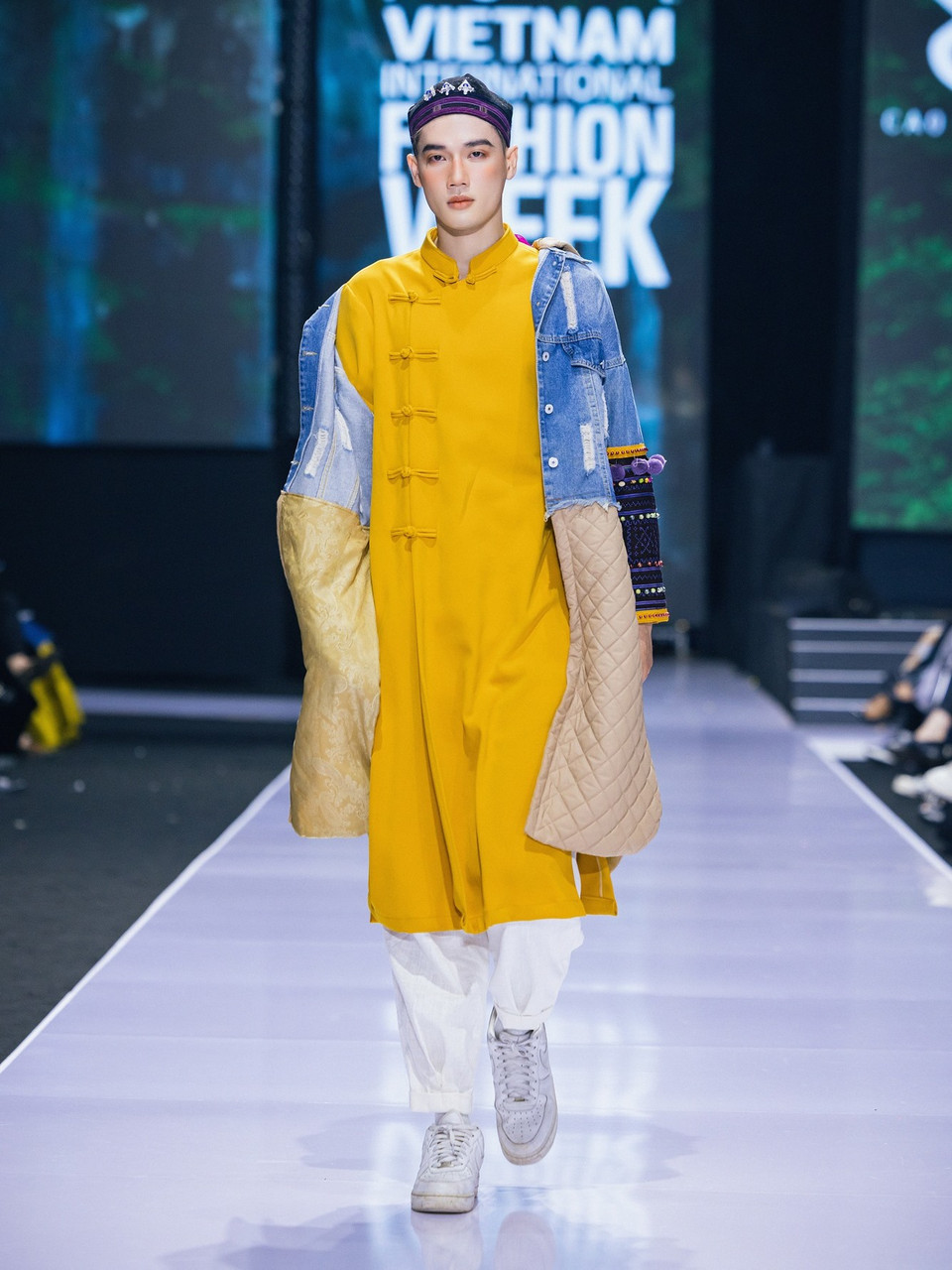 Thiết kế trong bộ sưu tập 'Ằn Xư Mờây Ỏ-Một chiếc áo mới' của nhà thiết kế Cao Minh Tiến. (Ảnh: Mai Mai/Vietnam+)