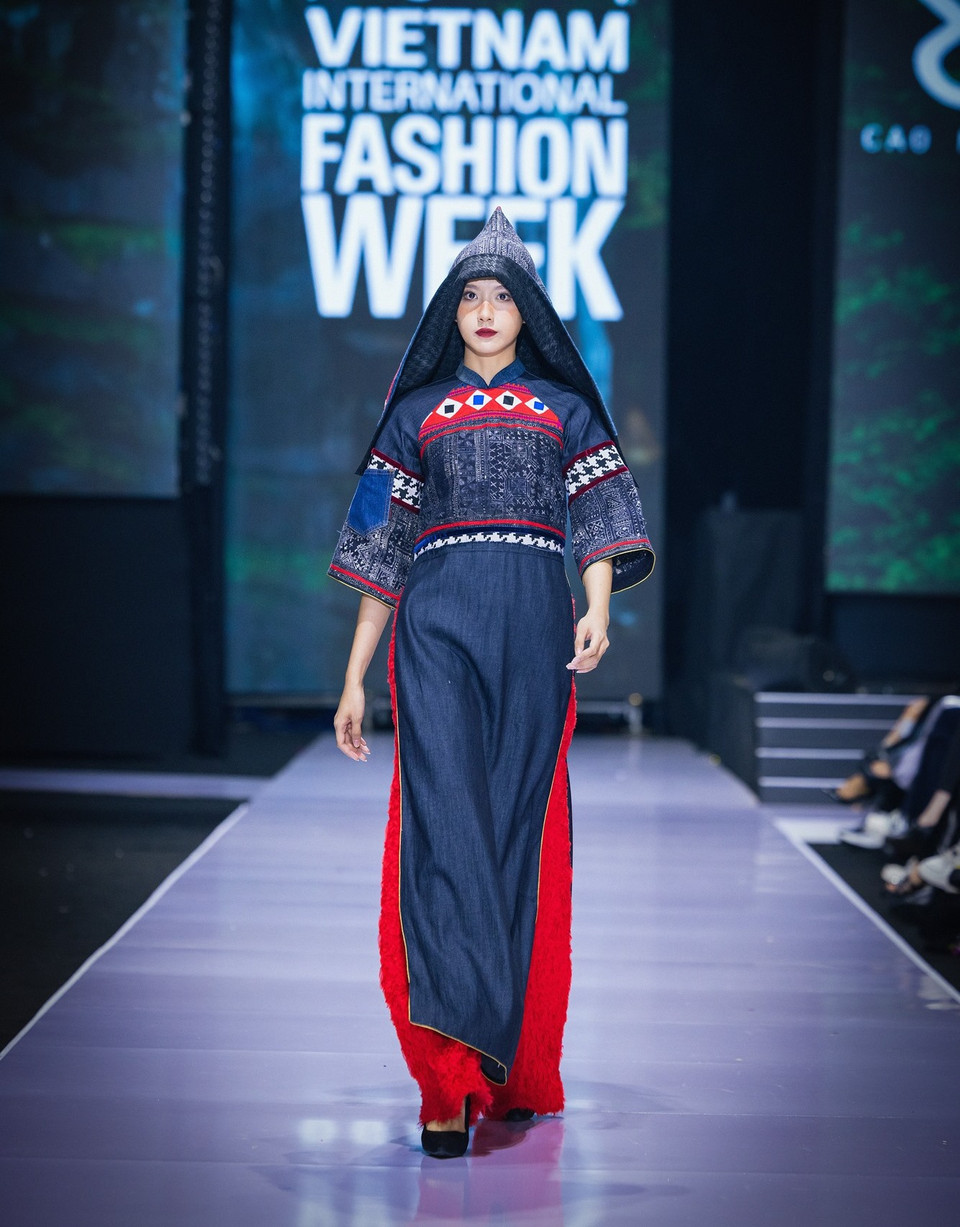 Thiết kế trong bộ sưu tập 'Ằn Xư Mờây Ỏ-Một chiếc áo mới' của nhà thiết kế Cao Minh Tiến. (Ảnh: CTV/Vietnam+)