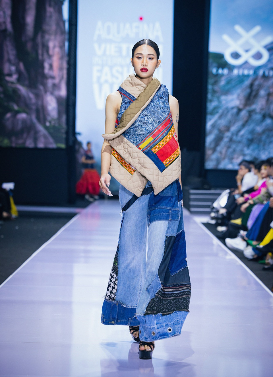 Họa tiết thổ cẩm trở thành điểm nhấn, kết hợp hài hòa với vải denim mang đến một tổng thể trang phục hiện đại mà cá tính. (Ảnh: CTV/Vietnam+)