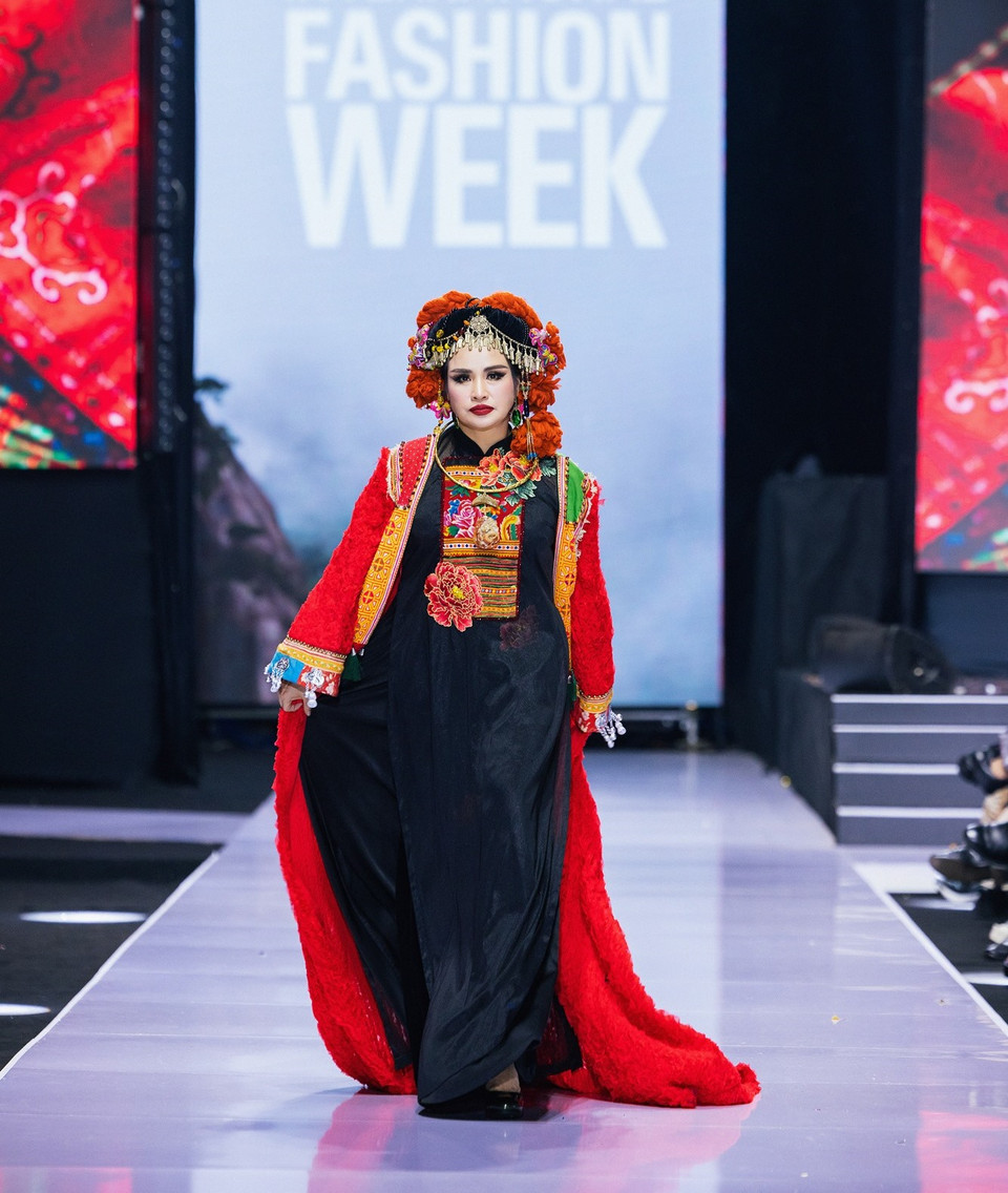 Lần đầu tiên đảm nhận vị trí vedette, nữ Diva Thanh Lam xuất hiện với thần thái quyền lực trong thiết kế có tông đỏ rực rỡ và phần bèo nhún ấn tượng. (Ảnh: CTV/Vietnam+)