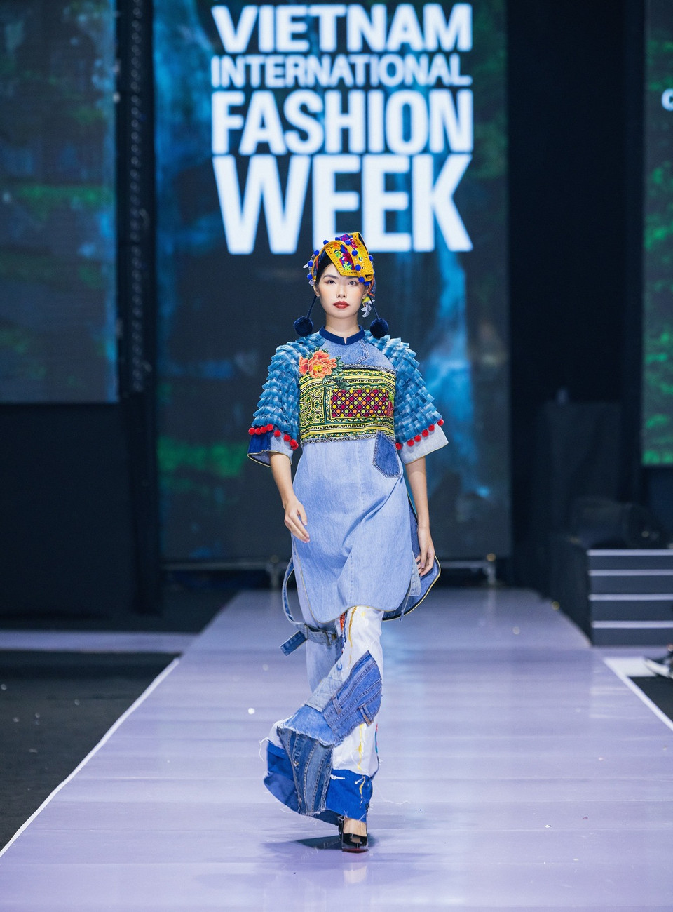 Thiết kế trong bộ sưu tập 'Ằn Xư Mờây Ỏ-Một chiếc áo mới' của nhà thiết kế Cao Minh Tiến. (Ảnh: Mai Mai/Vietnam+)