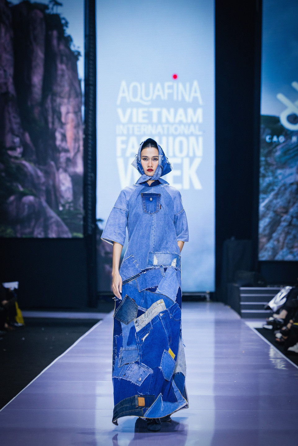 Với tư duy sáng tạo trong từng đường kim mũi chỉ, Cao Minh Tiến đã thể hiện khả năng khéo léo khi kết hợp nhiều chất liệu khó mà vẫn tạo nên vẻ đẹp khiến người xem vô cùng ngạc nhiên và thích thú. (Ảnh: CTV/Vietnam+)