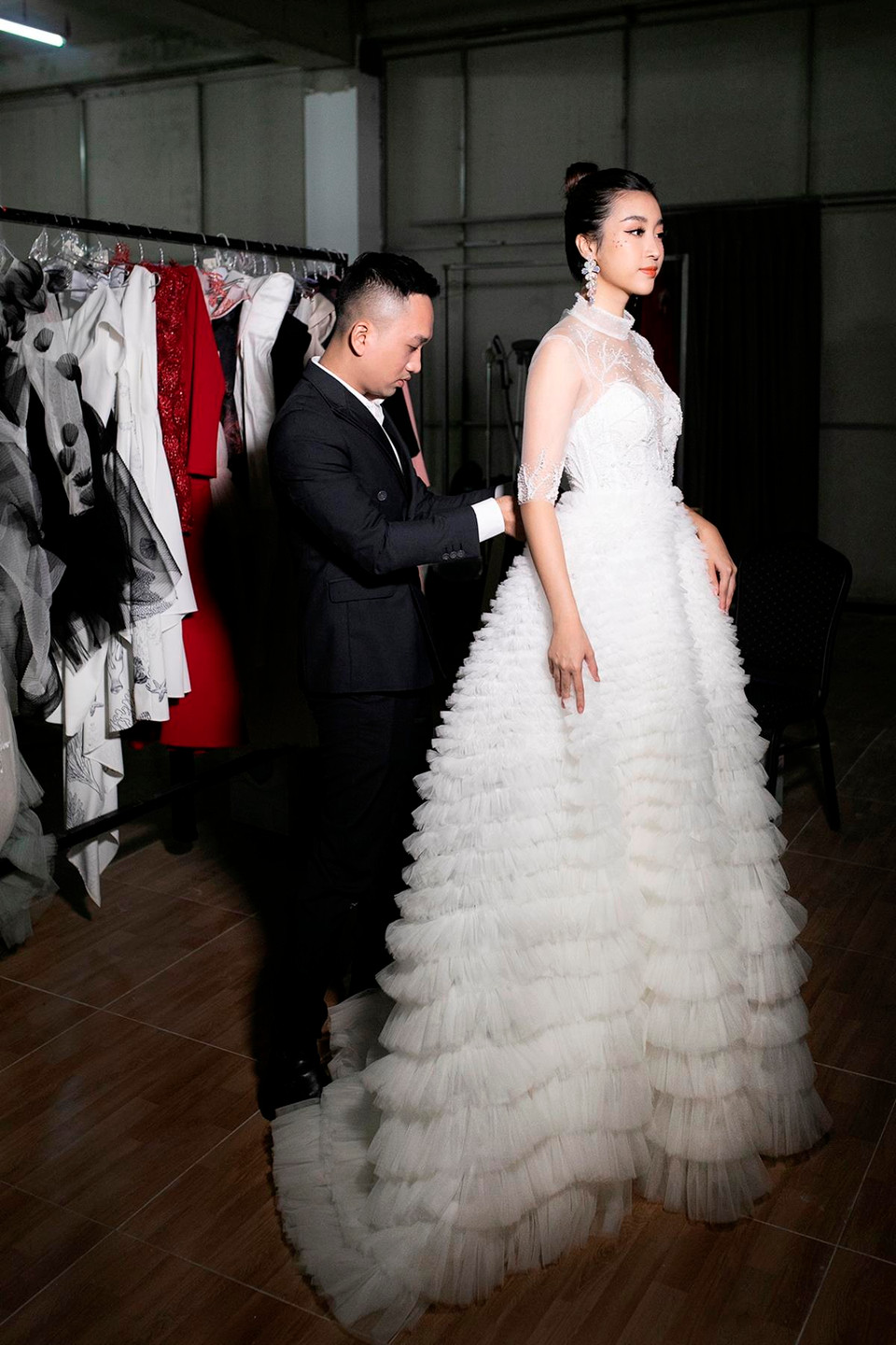 Hoa hậu Mỹ Linh cùng nhà thiết kế Lê Ngọc Lâm trong hậu trường. (Ảnh: CTV/Vietnam+)