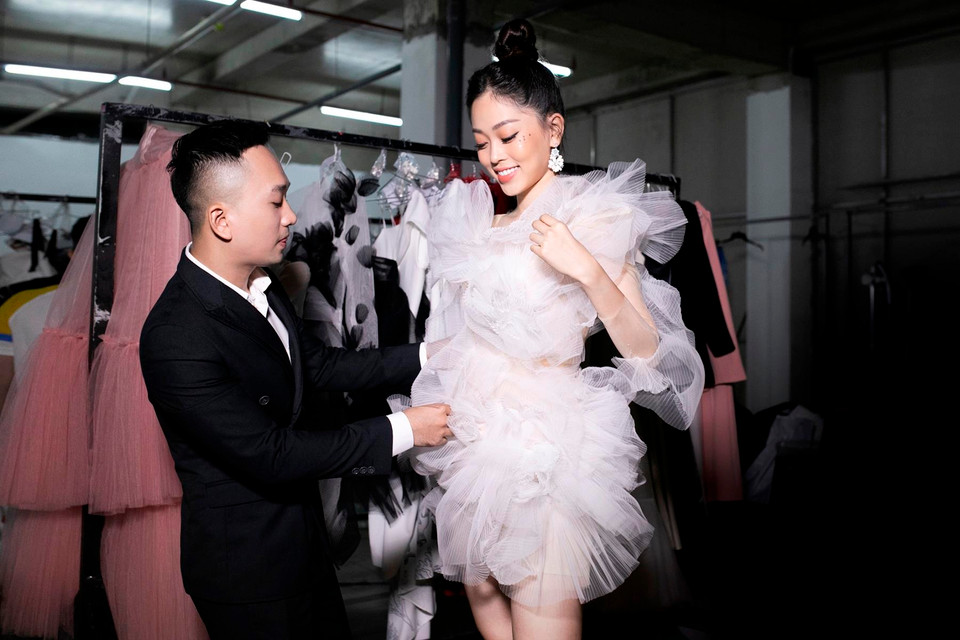 Á hậu Phương Nga cùng nhà thiết kế Lê Ngọc Lâm trong hậu trường. (Ảnh: CTV/Vietnam+)