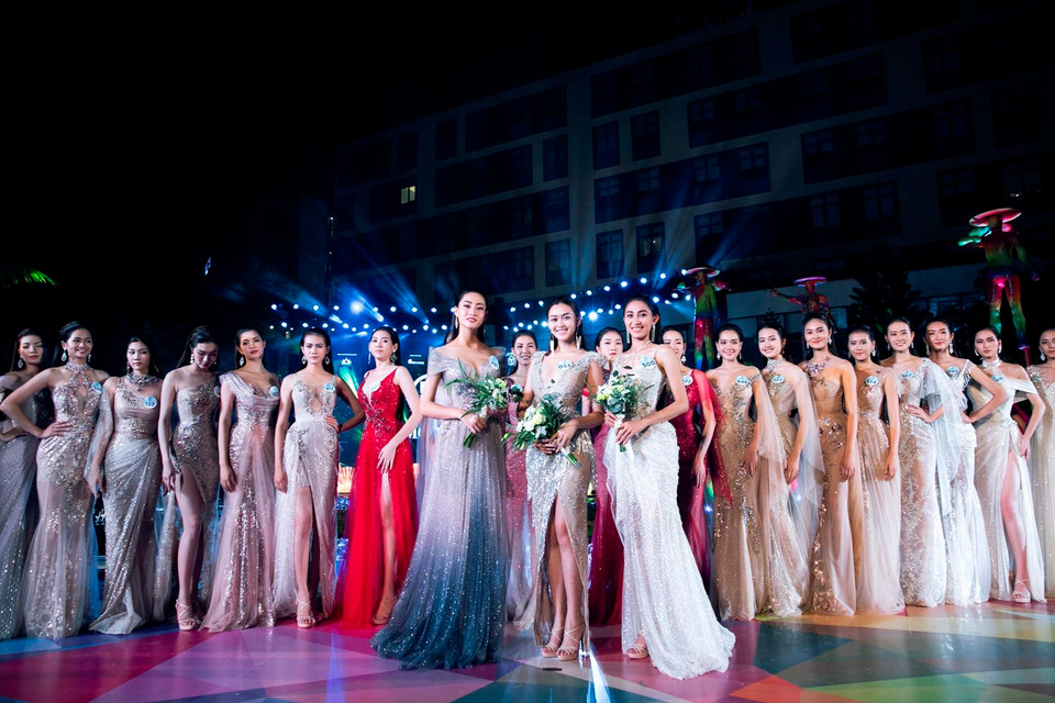 Trải qua 3 phần trình diễn, Hội đồng giám khảo cùng ban giám khảo khách mời đã chọn ra 3 gương mặt xuất sắc ứng cử danh hiệu Top Model: Nguyễn Thị Thu Hiền (SBD 500); Lương Thùy Linh (SBD 481); Nguyễn Tường San (SBD 055). Kết quả Top Model sẽ được công bố trong đêm chung kết Miss World 2019 vào ngày 3/8. (Ảnh: CTV/Vietnam+)