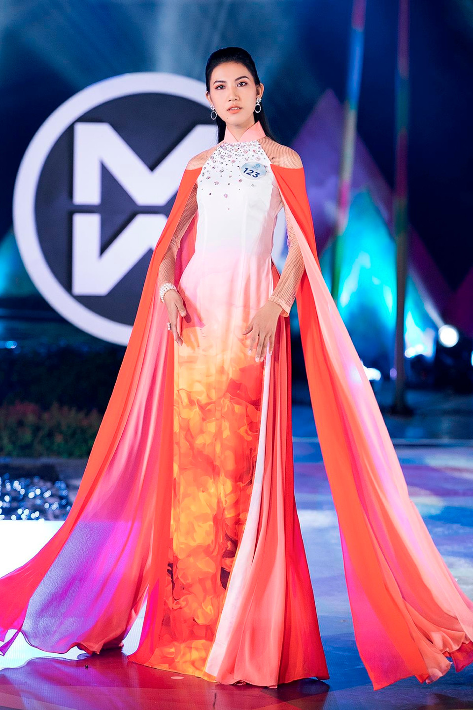 Nối gót đàn chị đi trước, các thí sinh của Miss World Vietnam hoàn toàn cởi bỏ vẻ ngoài dịu dàng thường ngày, trình diễn thần thái sắc lạnh như những người mẫu chuyên nghiệp trong những bộ sưu tập thời trang khác nhau. (Ảnh: CTV/Vietnam+)