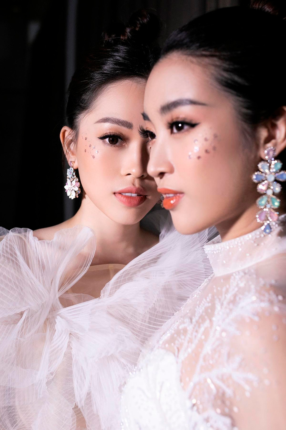 Hoa hậu Mỹ Linh cùng Á hậu Phương Nga. (Ảnh: CTV/Vietnam+)