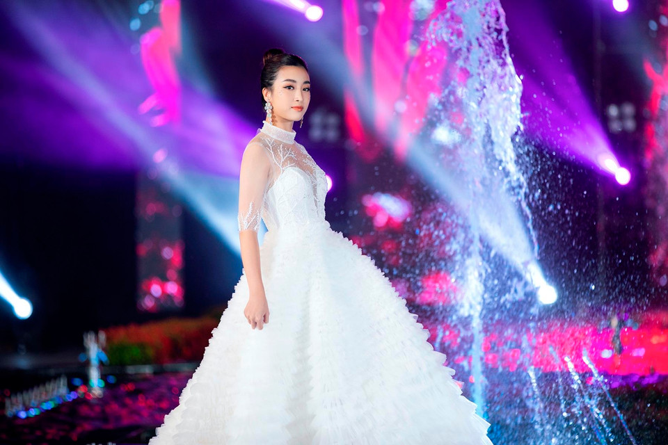 Các người đẹp đều có kinh nghiệm tại các đấu trường nhan sắc trong nước và quốc tế cùng những bước đi catwalk vững chắc, đầy kiêu hãnh đã giúp các thí sinh năm nay hoàn thiện tốt các phần thi của mình. (Ảnh: CTV/Vietnam+)