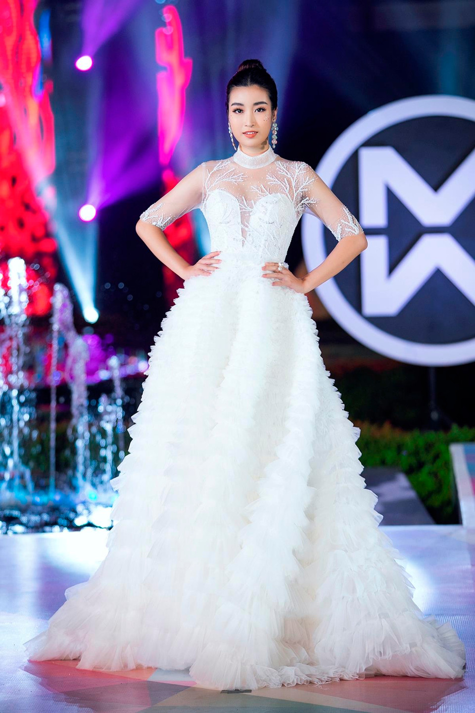 Với chủ đề 'Nhân ngư,' nhà thiết kế Ngô Nhật Huy đã mang đến những bộ cánh được thiết kế từ các chất liệu voan mềm và tơ mỏng giúp tạo hiệu ứng mỏng manh. (Ảnh: CTV/Vietnam+)