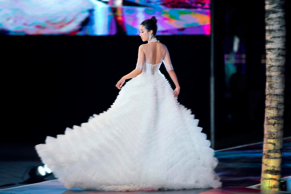 Gam màu chủ đạo lần này được lấy cảm hứng từ thiên nhiên với sự chuyển màu khiến cho các cô gái hóa thân thành những nhân ngư đang đắm mình trong đại dương. (Ảnh: CTV/Vietnam+)