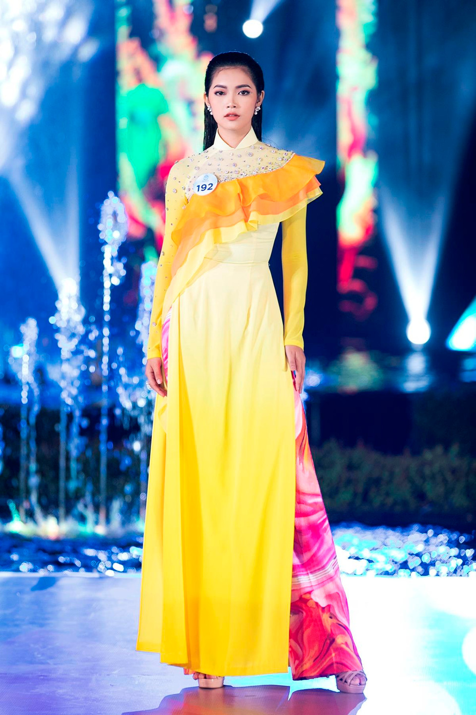 Nhà thiết kế Phạm Đăng Anh Thư mang đến bộ sưu tập dạ hội cho phần thi cuối cùng trong đêm 'Top model' với chủ đề 'Wings of Venus.' (Ảnh: CTV/Vietnam+)