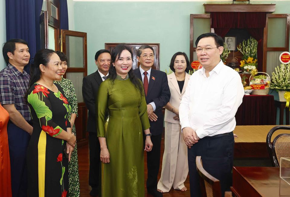 Chủ tịch Quốc hội Vương Đình Huệ với cán bộ, nhân viên Khu Di tích Chủ tịch Hồ Chí Minh. (Ảnh: Doãn Tấn/TTXVN)