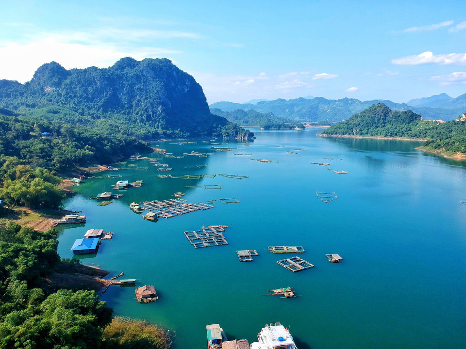 Chỉ 2 ngày cuối tuần thôi, tôi sẽ đưa các bạn khám phá xứ Mường theo cách rất khác với nhiều cung bậc cảm xúc, vừa giàu trải nghiệm đường thủy, chinh phục đồi cao để ngắm toàn cảnh 'Hạ Long trên núi,' thưởng thức ẩm thực độc đáo, rồi ngả lưng dưới những vòm cây có dăm ba mái nhà sàn, lại vừa được thả hồn thư thái ở khu nghỉ dưỡng có bể bơi vô cực đang 'hot' nhất vùng Tây Bắc.(Ảnh: Vietnam+)