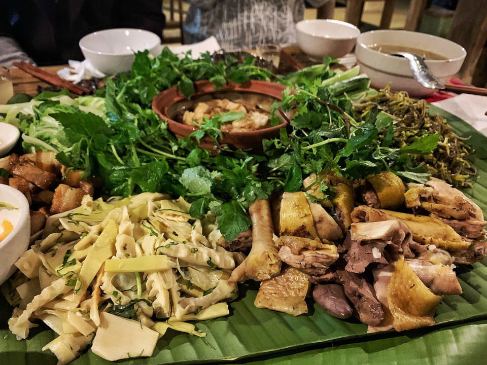 Đồ ăn ở bản hoàn toàn do bà con tự cung tự cấp nên có hương vị riêng của núi rừng Tây Bắc. (Ảnh: Mai Mai/Vietnam+)