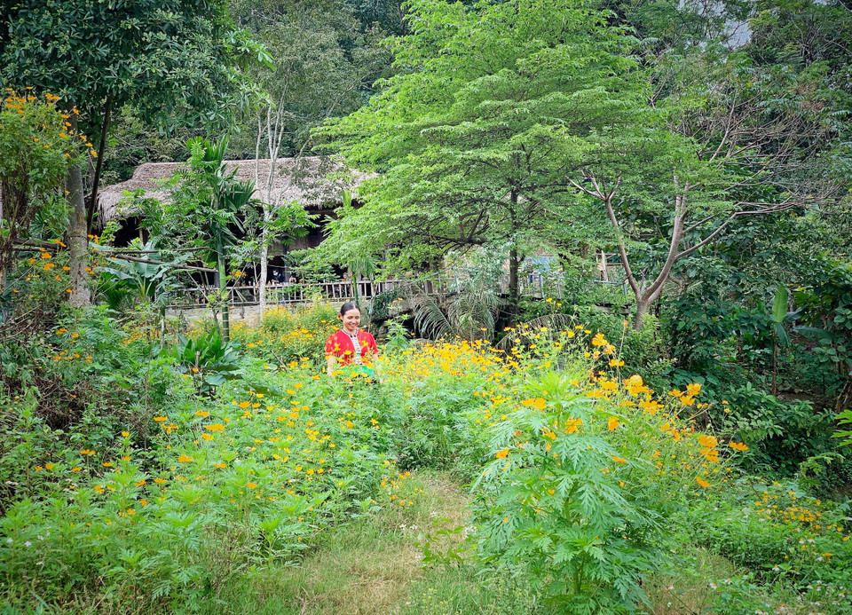 'Hướng dẫn viên' Đinh Thị Yệu sẽ đưa chúng tôi đi trải nghiệm chợ quê của đồng bào dân tộc Mường Ao Tá với những hàng 'quán tự giác,' chèo thuyền kayak, dạo ngắm bản, tham quan mô hình nuôi cá lồng của người dân, thử trải nghiệm đánh bắt cá trên sông... (Ảnh: Mai Mai/Vietnam+)