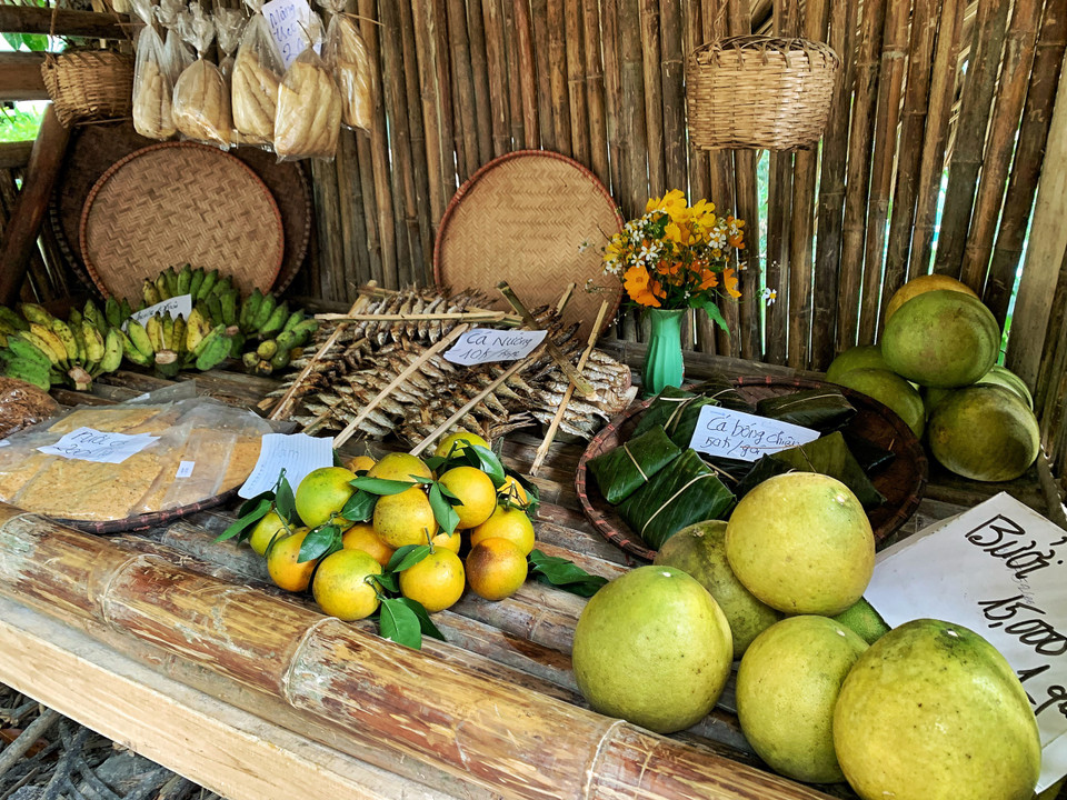 Ở quán tự giác, người bán chỉ việc để hàng vào, ghi giá tiền rồi... đi về. (Ảnh: Mai Mai/Vietnam+)