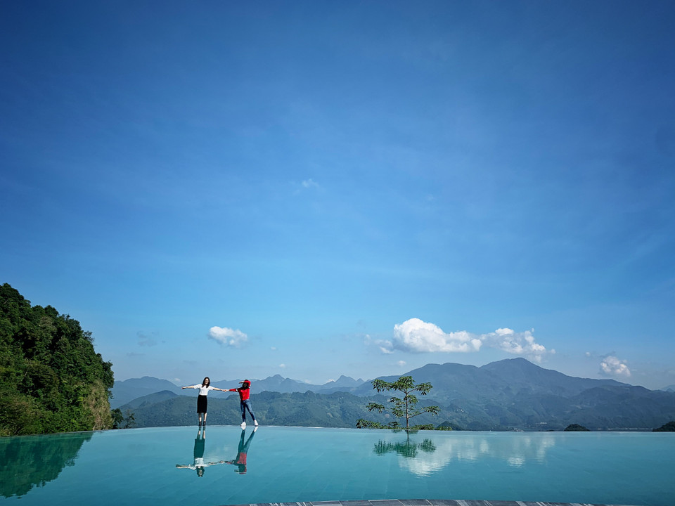 Sau khi thưởng thức bữa sáng, hãy cùng nhau 'sống ảo' với bể bơi vô cực nhé. (Ảnh: Vietnam+)