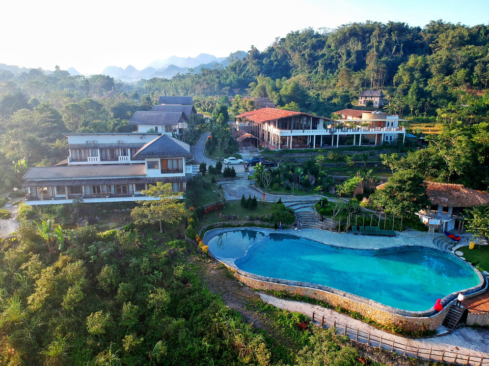 Khu resort có tổng diện tích 4 ha, tọa lạc ở vị trí lý tưởng trên sườn núi, nhìn xuống thung lũng xanh và nước đổ của hồ Hòa Bình. Đặc biệt, nơi đây có bể bơi vô cực đang được các tín đồ check-in ưa thích nhất Tây Bắc. (Ảnh: Vietnam+)