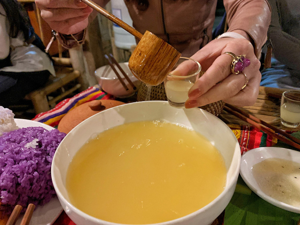 Chén rượu được xem như lời mở đầu câu chuyện ở xứ này, muốn nói gì, làm gì... cứ một chén đưa đẩy rồi tính. Để khi tửu đã mềm môi thì những cái bắt tay càng chặt, những làn điệu kèn môi, sáo... sẽ ngân vang khắp bản làng, rồi những điệu múa, nhảy sạp sẽ dập dồn bên đống lửa. (Ảnh: Mai Mai/Vietnam+)