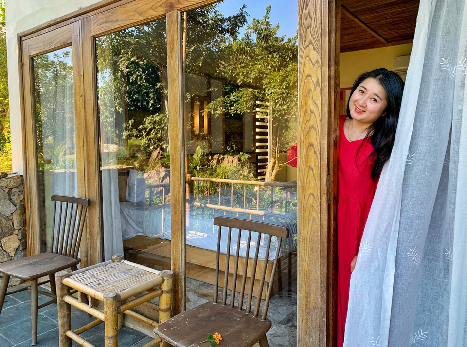 Nằm dưới chân đèo Thung Khe bốn mùa mây phủ, lại giữa 2 điểm du lịch nổi tiếng Mai Châu-Mộc Châu, thung lũng xinh đẹp này mới được biết đến từ năm 2019. Đặc biệt, với cảnh sắc hoang sơ ở một vị trí gần như biệt lập, Bakhan Village Resort nằm trọn trong điểm du lịch Ba Khan dễ khiến du khách đều cảm thấy quyến luyến, xiêu lòng khi đến đây. (Ảnh: Mai Mai/Vietnam+)