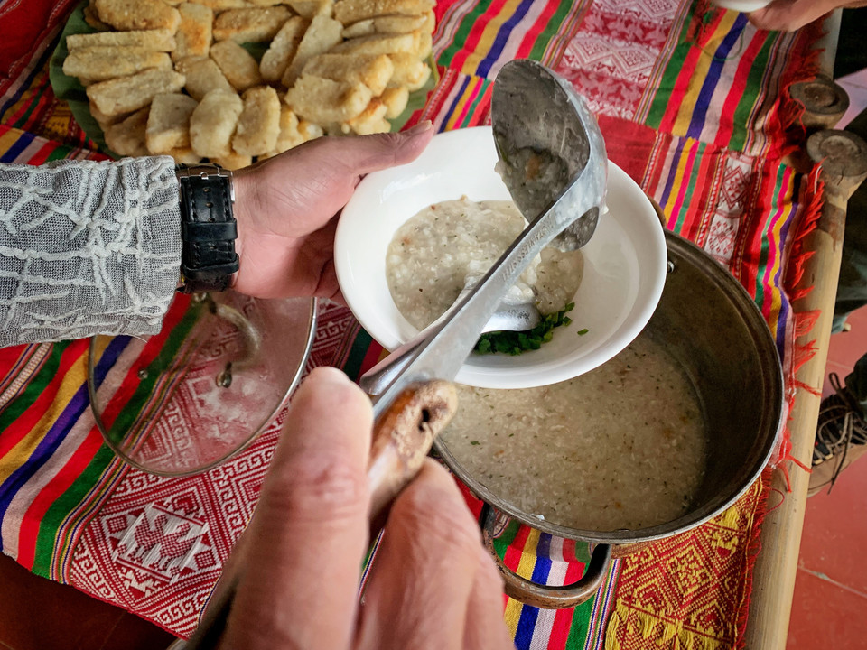 Cháo cá sông Đà là một món phải thử khi đến đây. Chỉ có thể diễn tả bằng từ 'chất lừ' và 'thơm ngon đến giọt cuối cùng.' (Ảnh: Mai Mai/Vietnam+)