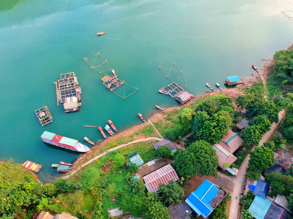 Đá Bia là xóm ven sông, mọi hoạt động giao thương đã khá thuận lợi so với trước kia. Nếu 5-6 năm trước, đường bộ vào bản vẫn khó khăn do chỉ là đường mòn nhỏ, nên gần như cuộc sống của người dân tách biệt với thế giới bên ngoài thì nay đã có đường bê tông kết nối thuận lợi. (Ảnh: Vietnam+)