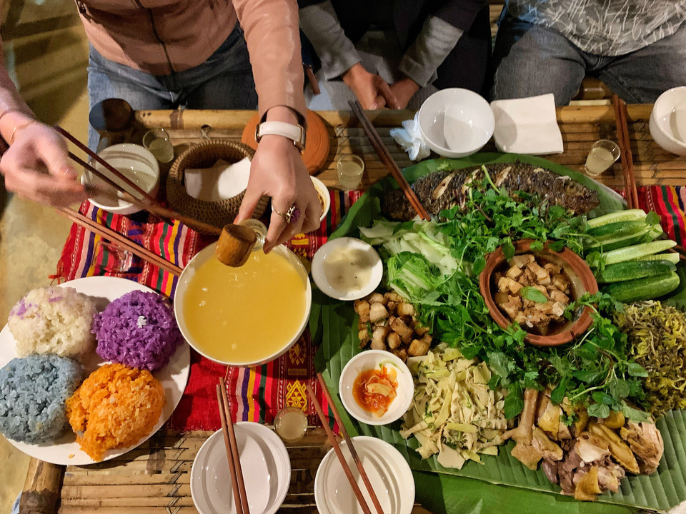 Đã đến bản ngoài ẩm thực, rượu là một đặc sản mà ai cũng nên thử. Thứ rượu gạo lên men độ nhẹ và ngòn ngọt nhưng cũng dễ mềm môi. (Ảnh: Mai Mai/Vietnam+)