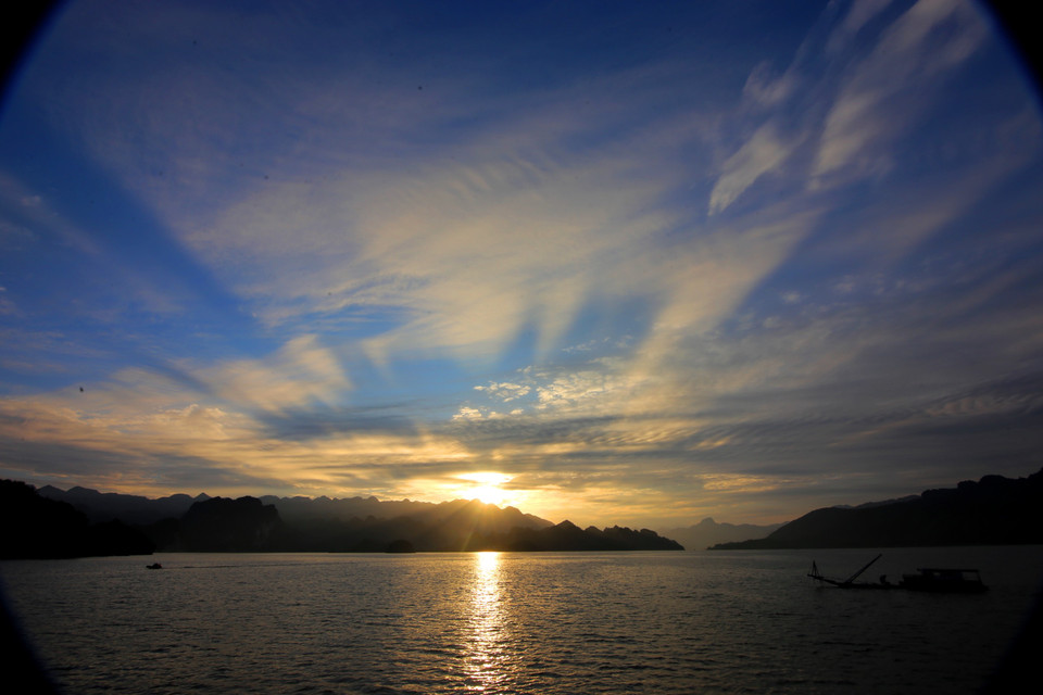 Chúng ta sẽ khởi hành từ bến cảng Thung Nai (Cao Phong, Hòa Bình) vào khoảng 15 giờ chiều ngày thứ Sáu, để lênh đênh mênh mông sóng nước khoảng 1 giờ 30 trước khi đến với xóm Đá Bia, địa danh xa xôi nhất xã Tiền Phong, huyện Đà Bắc. (Ảnh: Mai Mai/Vietnam+)