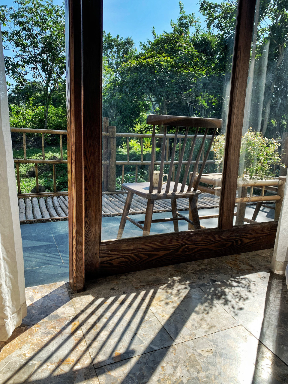 Trở về nghỉ ngơi ở resort để buổi sớm mai những tia nắng, tiếng suối róc rách và tiếng chim rừng ríu rít sẽ đánh thức bạn, sảng khoải và hoàn toàn thư thái. (Ảnh: Mai Mai/Vietnam+)