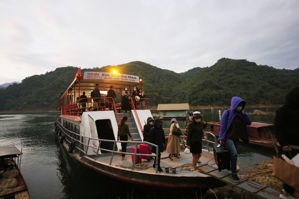 Khu du lịch hồ Hòa Bình là trọng điểm phát triển du lịch của tỉnh, được phê duyệt quy hoạch chung xây dựng Khu du lịch quốc gia hồ Hòa Bình đến năm 2035 theo Quyết định số 439/QĐ-TTg, ngày 25/3/2021 của Thủ tướng Chính phủ. (Ảnh: Vietnam+)