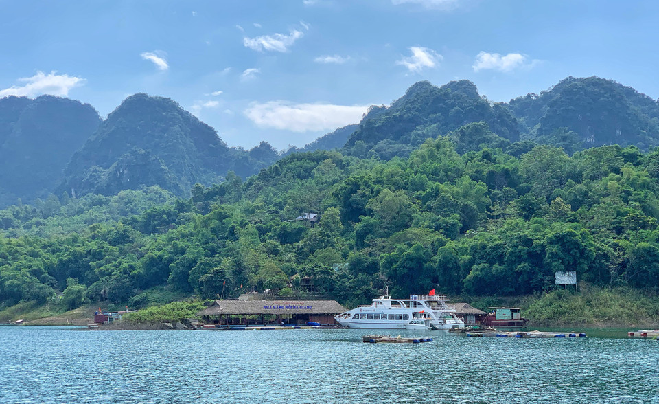Hành trình đường thủy tiếp tục với điểm đến là bản Ngòi, xã Ngòi Hoa, huyện Tân Lạc - địa danh cũng đang phát triển du lịch cộng đồng ở Hòa Bình. Trên đường vào bản, chúng tôi dừng lại dùng bữa trưa ở Nhà hàng nổi Đà Giang, thuộc trung tâm khu vui chơi dưới nước lớn nhất của tỉnh. (Ảnh: Mai Mai/Vietnam+)