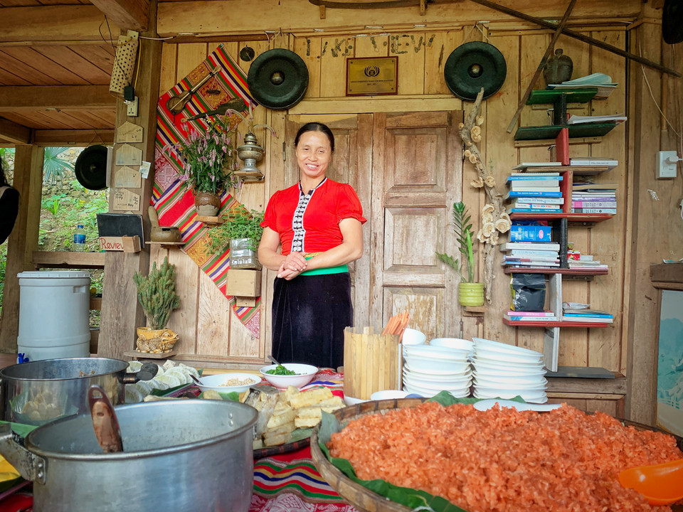 Bữa sáng ở bản được bắt đầu bằng giới thiệu của gia chủ, chị Đinh Thị Yệu về sự tích món bánh Uôi, gắn với câu chuyện cảm động về tình cảm gia đình của người Mường ở Đà Bắc. (Ảnh: Mai Mai/Vietnam+)