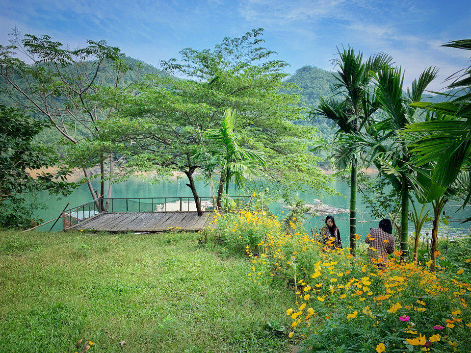 Khung cảnh thanh bình và lãng mạn trước hiên Lake View - một trong những homestay có tầm nhìn đẹp nhất xóm, lưng tựa núi, mặt bao quát hồ. (Ảnh: Mai Mai/Vietnam+)