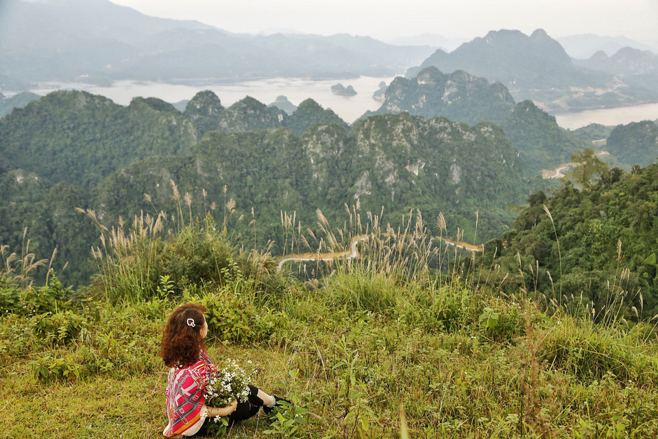 ...chỉ cách khu resort hơn 1km, bạn sẽ được ngắm hoàng hôn ở đây và được chiêm ngưỡng cảnh quan hùng vỹ, hít thở bầu không khí trong lành căng lồng ngực. (Ảnh: Vietnam+)
