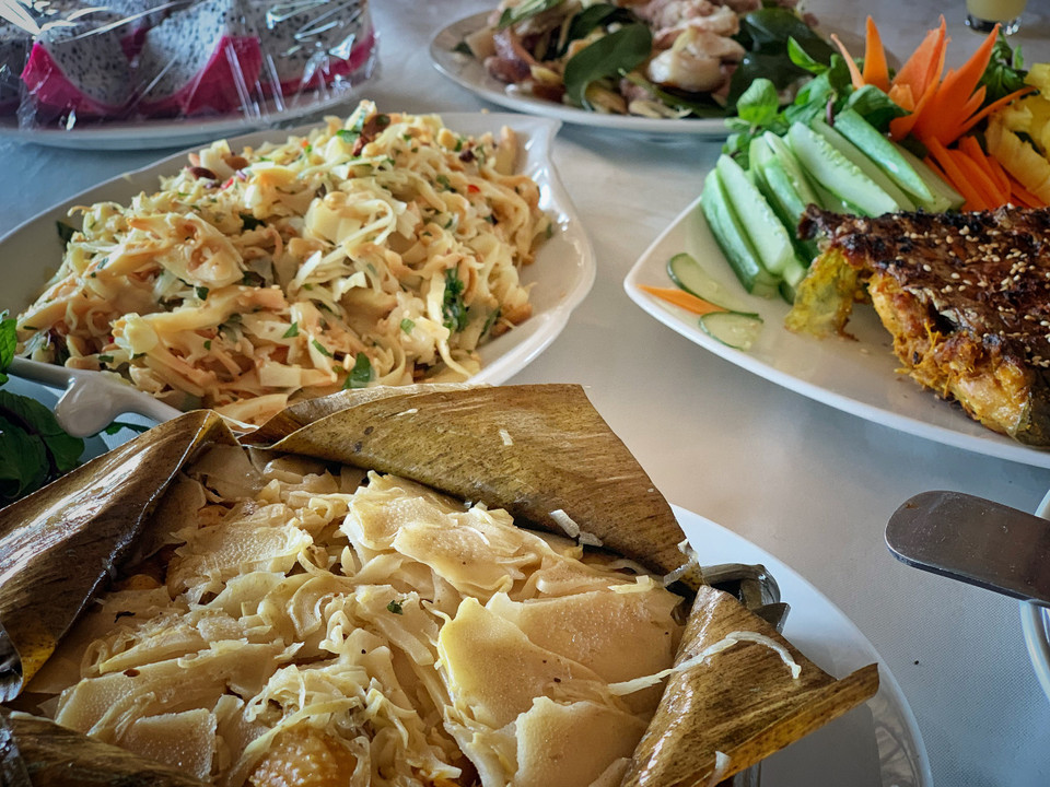 Cá nướng, thịt lợn nướng mọi, măng đồ gà... là những món ăn có hương vị thực sự ấn tượng. (Ảnh: Mai Mai/Vietnam+)