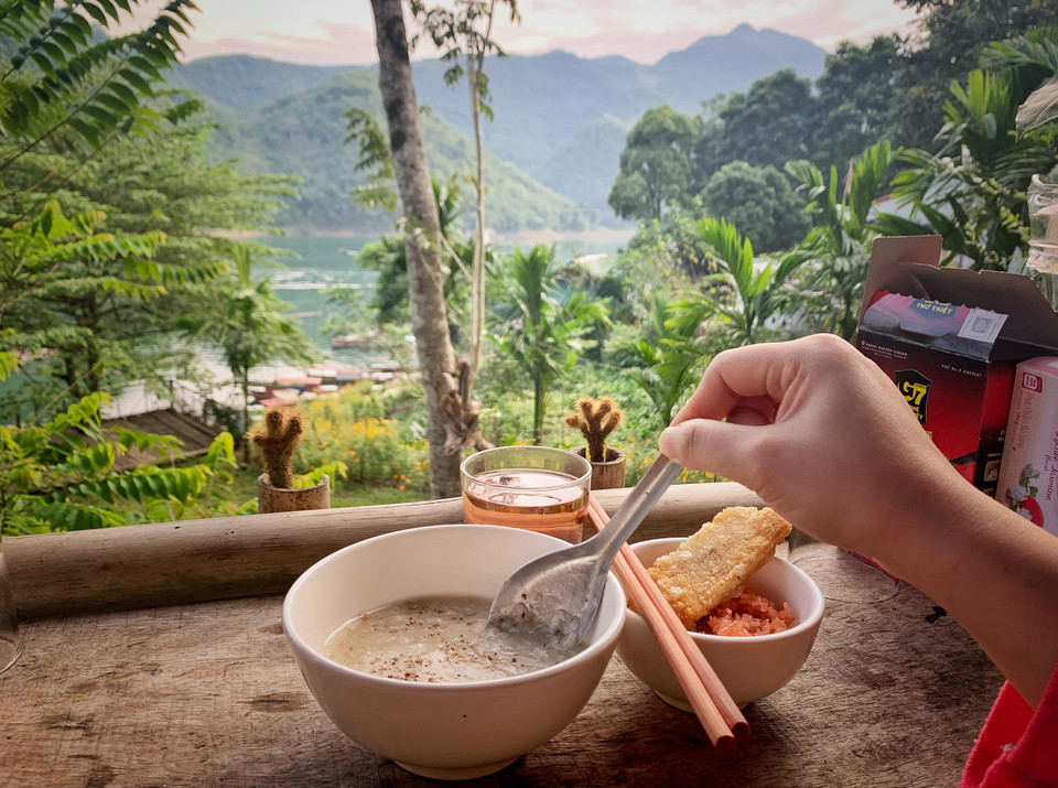View ăn sáng cực 'chill' và rất đáng để đi một chặng đường hơn 100km từ Hà Nội lên đây thử. (Ảnh: Mai Mai/Vietnam+)