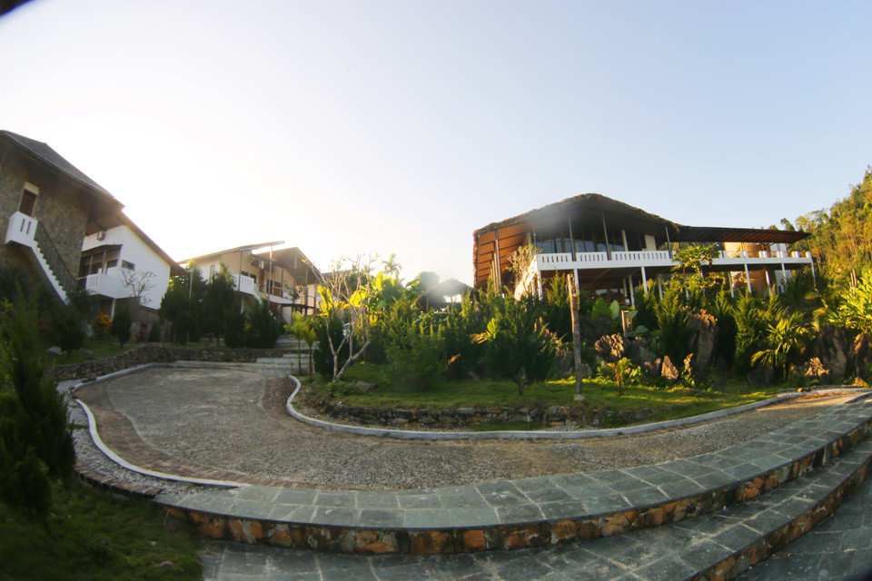 Với thiết kế hiện đại, gần gũi thiên nhiên, resort là sự kết hợp tinh tế giữa vật liệu tự nhiên và nét thanh lịch đương đại, ưu tiên tối đa không gian mở, giữ nguyên vẹn cảnh quan tự nhiên, có nhà hàng phục vụ các loại ẩm thực truyền thống Tây Bắc và các món Âu. (Ảnh: Vietnam+)